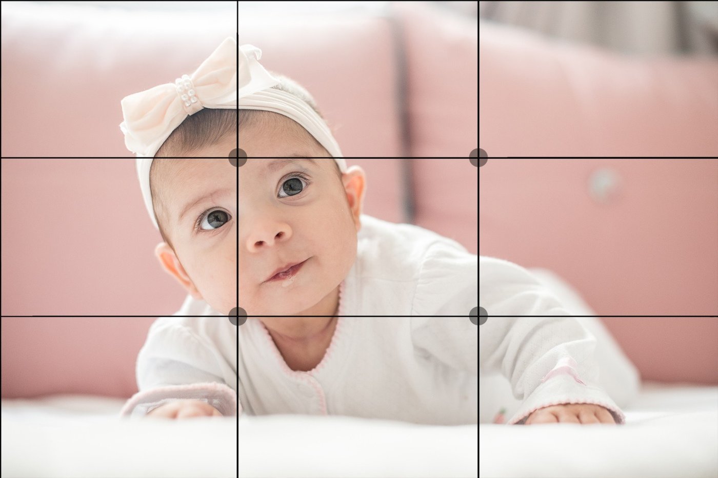 Bebê enquadrado sobre a grade dos terços, olho num dos pontos de força