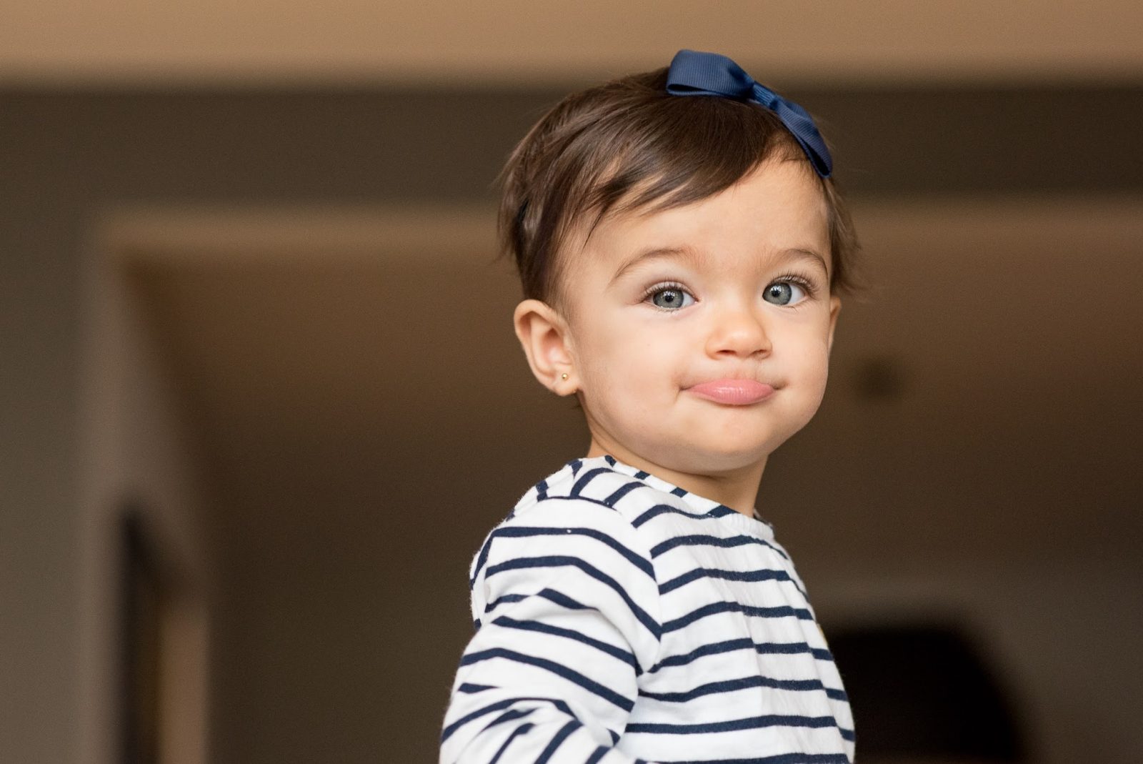 Menina fotografada de perfil, na altura dos olhos