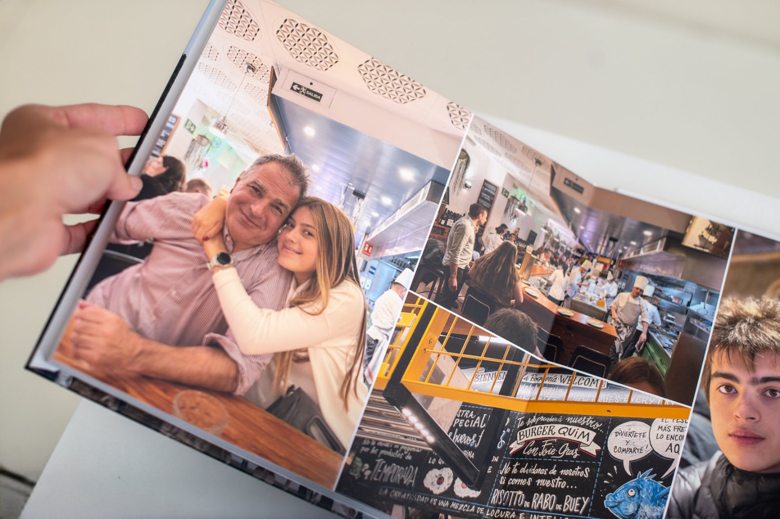 Álbum aberto com retrato à esquerda e detalhes do lugar à direita