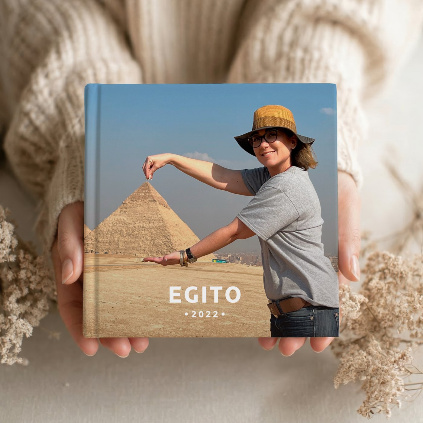 Álbum de viagem impresso, segurado nas mãos