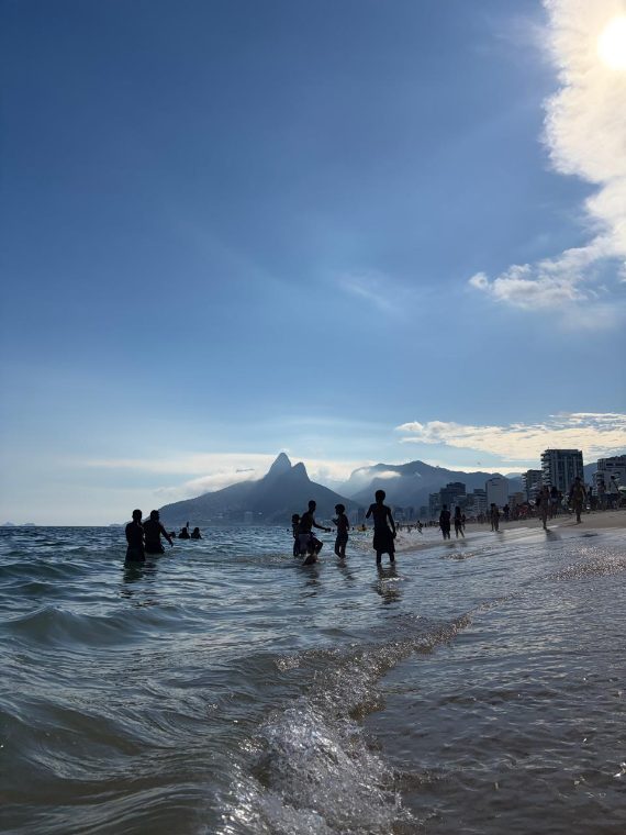 Banho de mar em Ipanema, primeira das três fotos quase idênticas