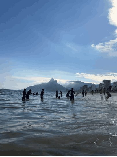 Banho de mar em Ipanema, terceira foto quase idêntica